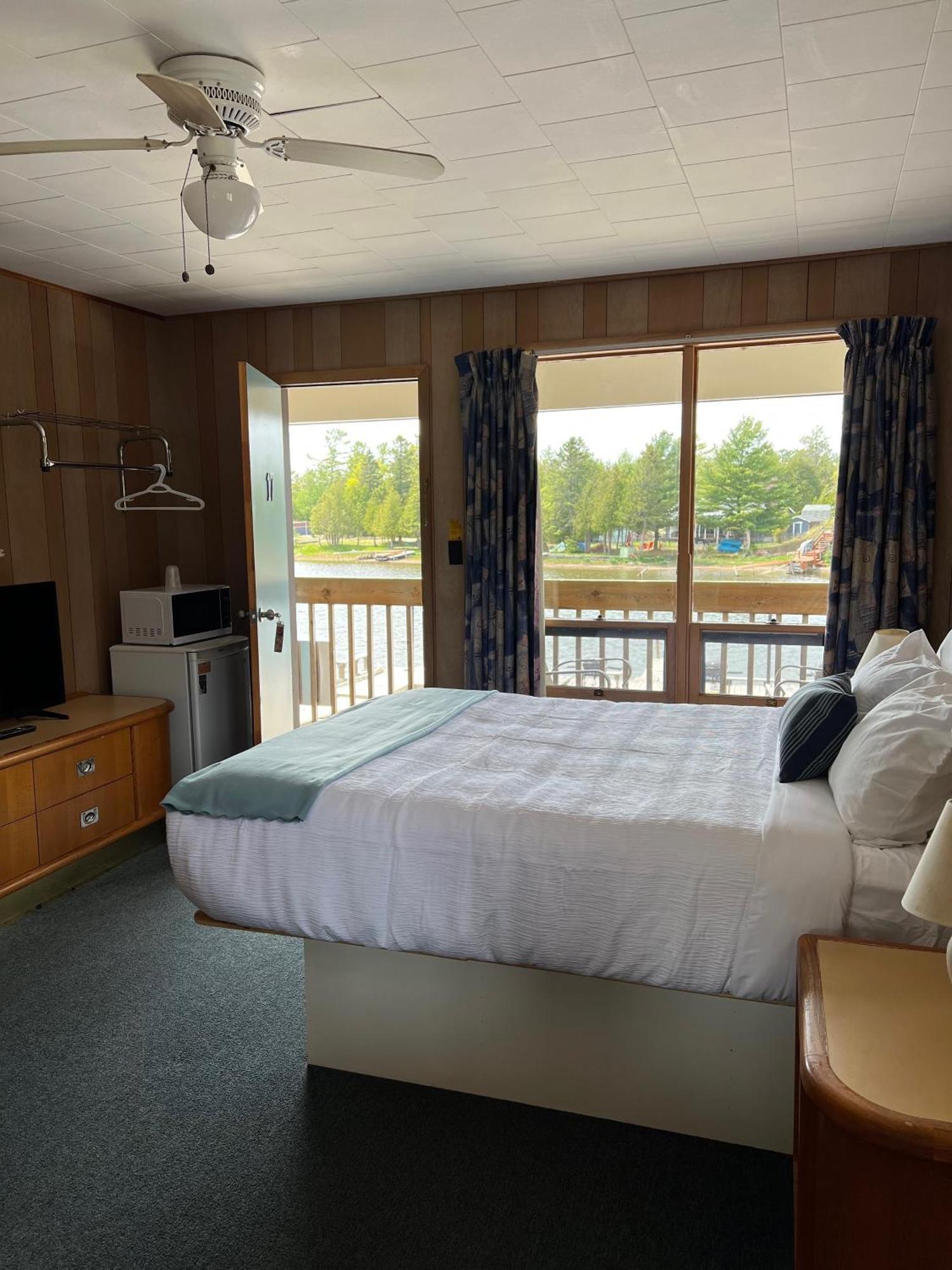 Kit Wat Motel & Marina Sauble Beach Esterno foto